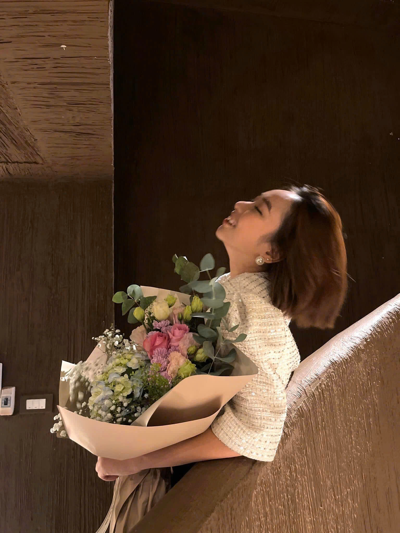 Khoảnh khắc ôm bó hoa, mỉm cười thư thái