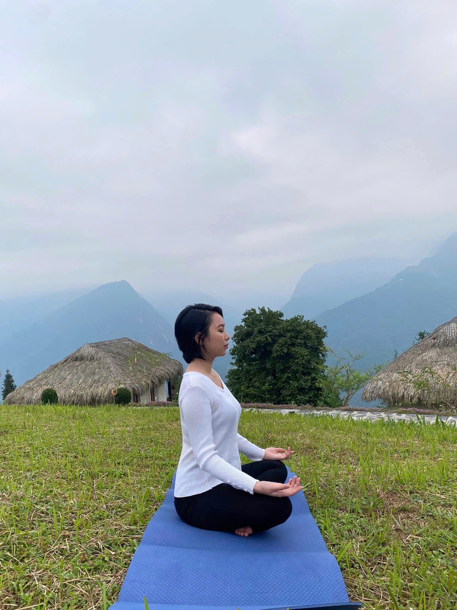 Ngồi thiền giữa núi rừng sương mờ